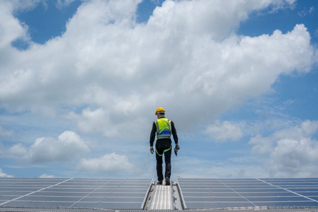 Persona en un tejado instalando un kit solar