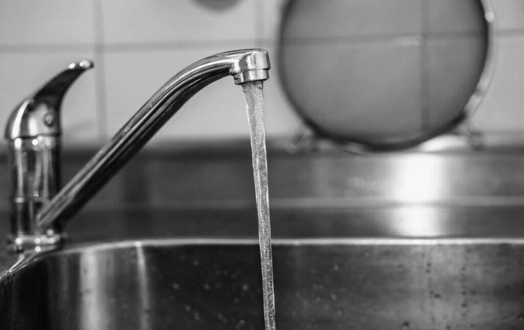 agua caliente sanitaria saliendo de un grifo gracias a la aerotermia