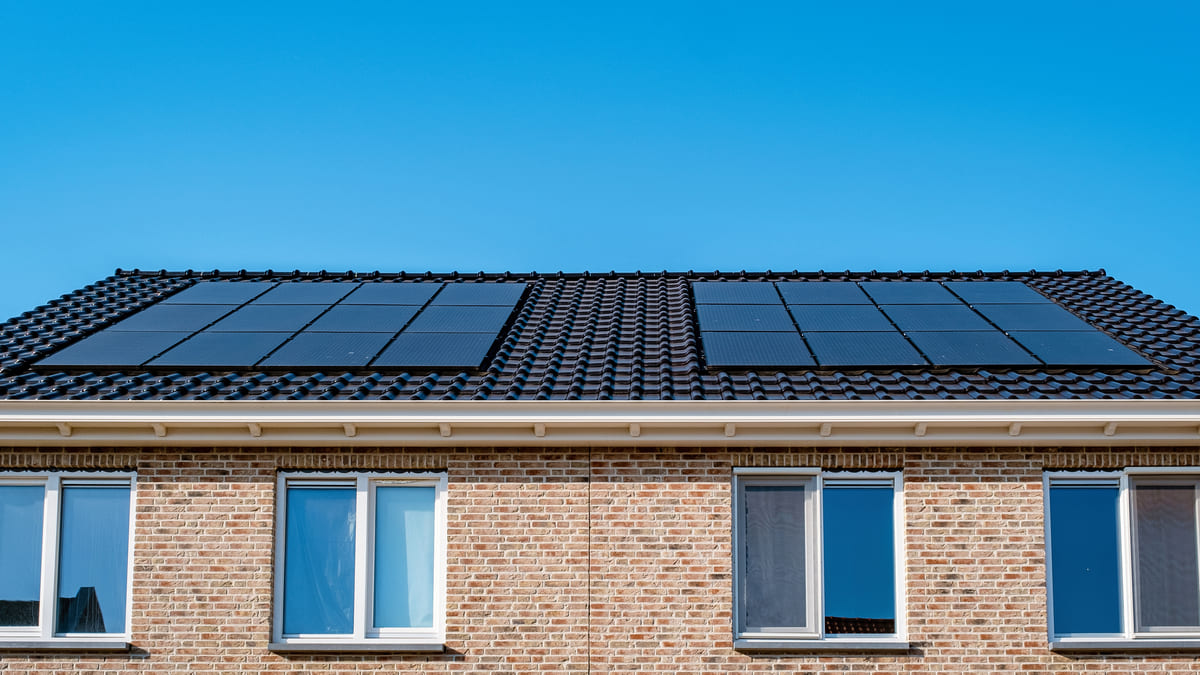 vivienda que lleva un ahorro con placas solares en el tejado