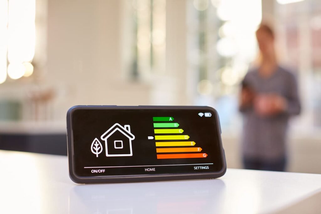 pantalla de movil con una grafica de la 
calificacion energetica de una vivienda