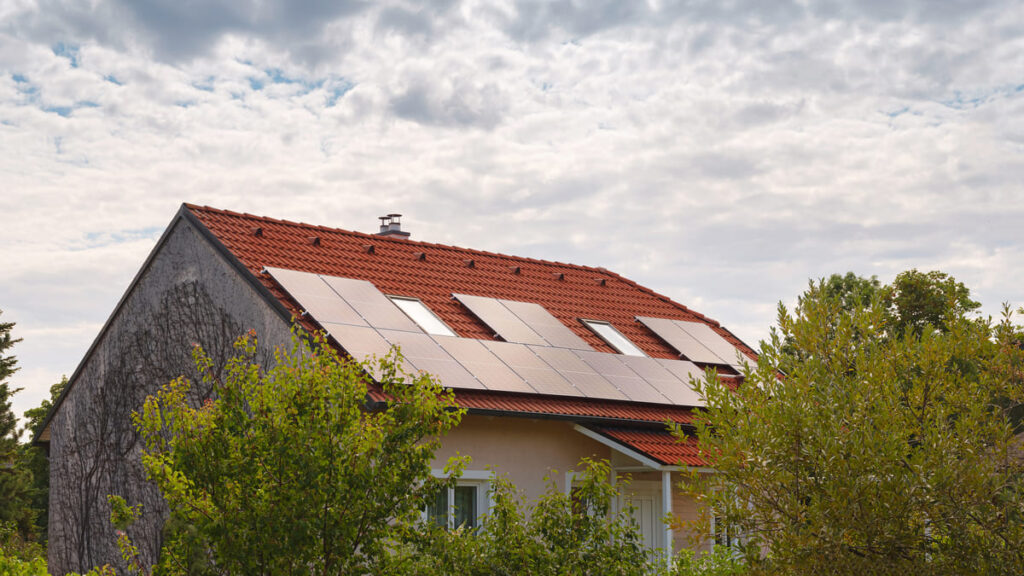 casa con paneles solares en el tejado para el ahorro con placas solares