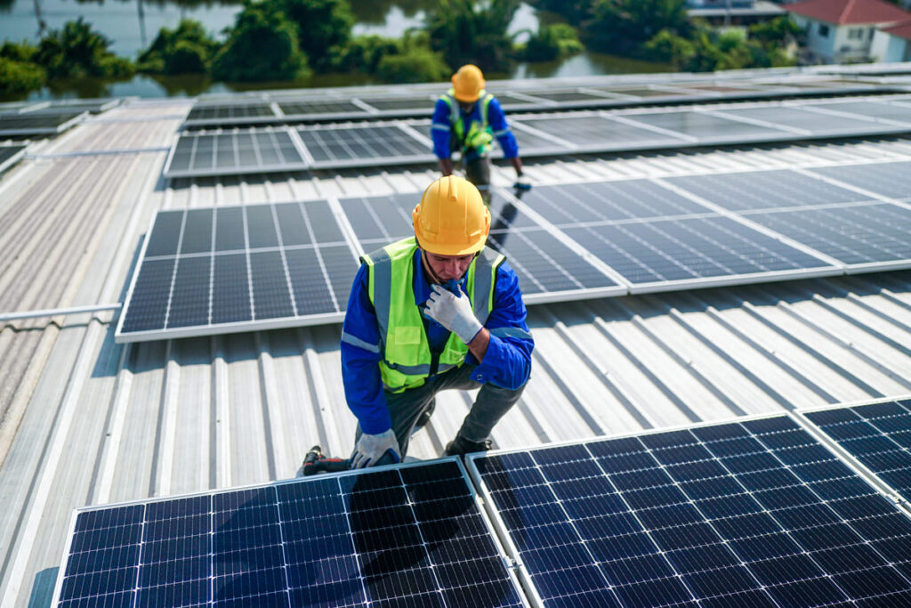 dos técnicos instalando placas solares en Huelva