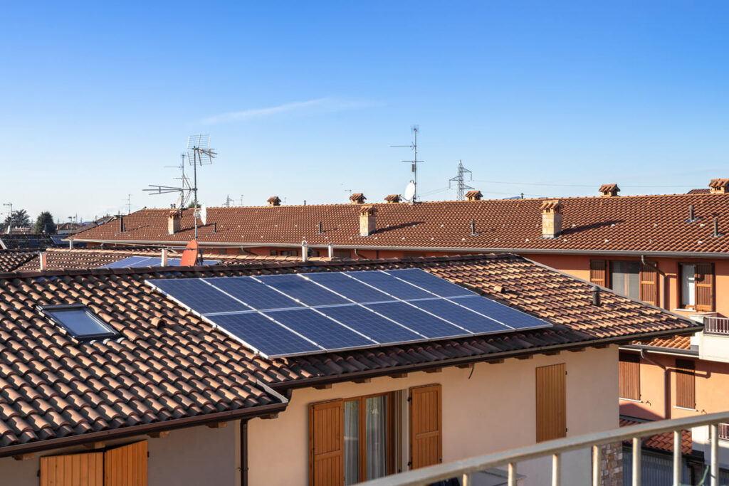 placas solares en un tejado con el plan ecovivienda