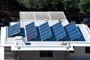 varios paneles solares con baterias para placas solares en el techo de una casa