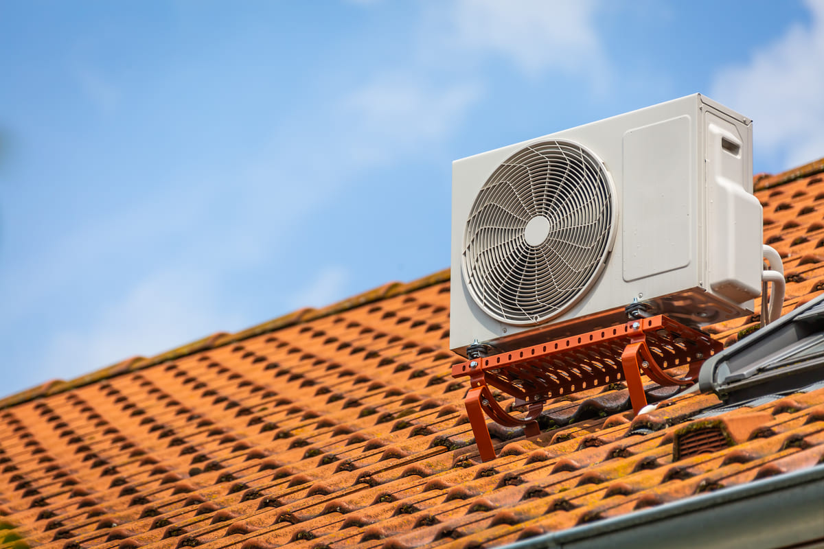 bomba de calor como sistema de climatizacion en el tejado de una casa