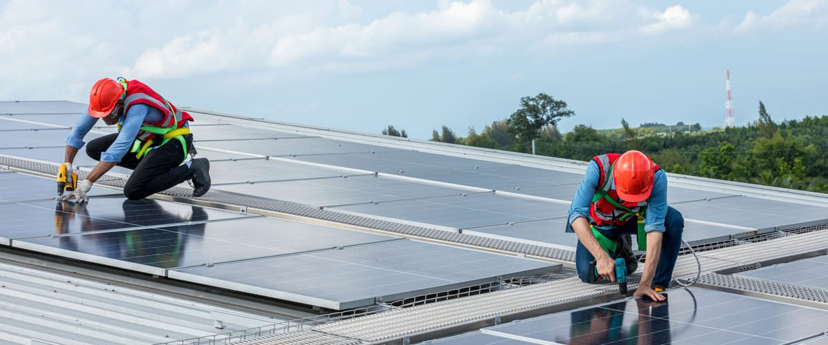 Personas instalando placas solares gracias al plan ecovivienda